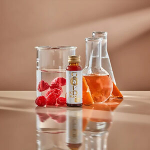 Gold collagen con frutas y vasos detrás